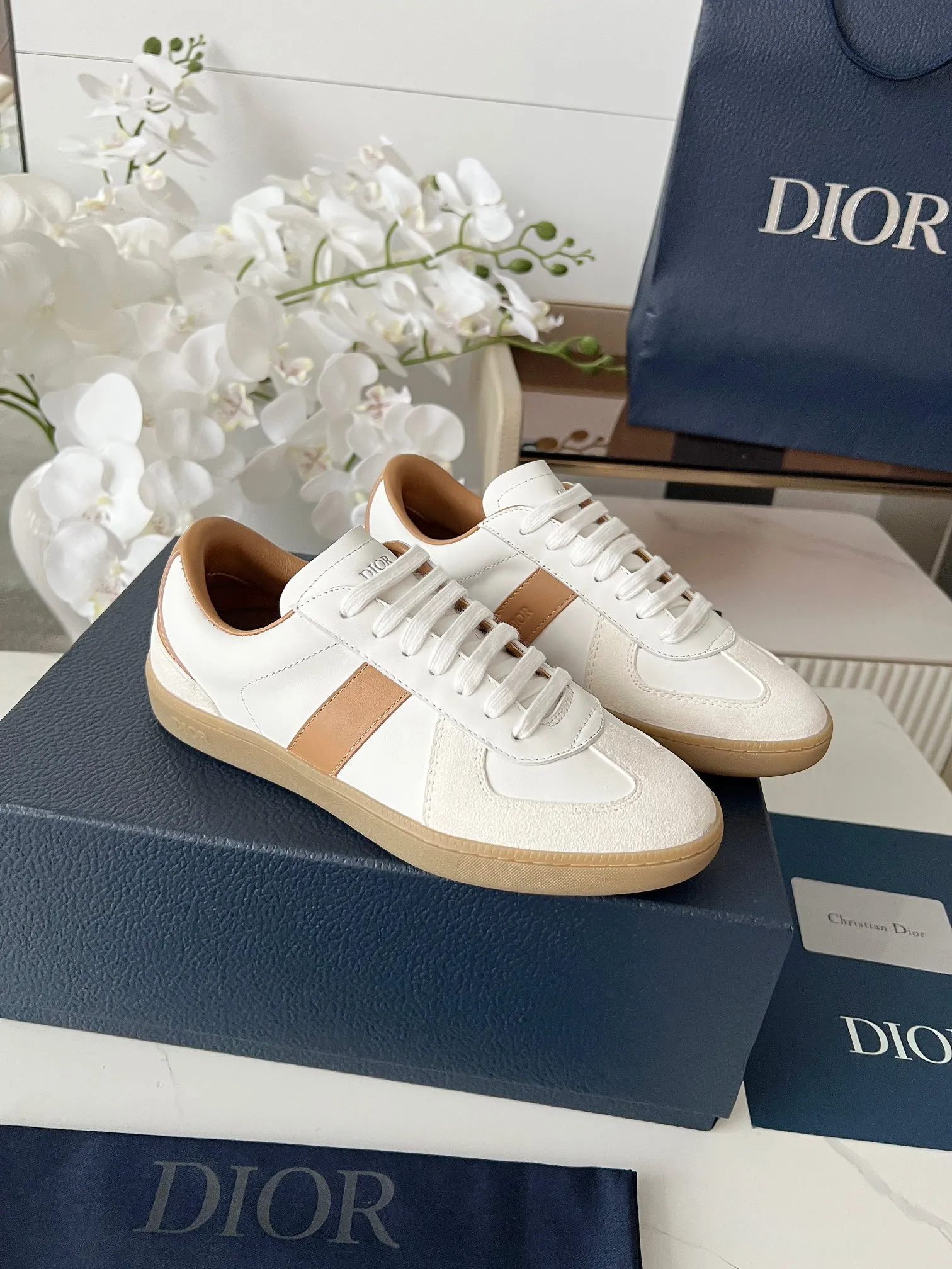 Men's Men's Shoes💰420 [New Style]🍿🍿Dior Dior Size: 38-44 (45 customized) 2025 new Dior B01 top version of moral training shoes! ! ! Made of white and brown first-layer cowhide, paired with white high-mercerized smooth suede, the upper is fully oiled and the original TPU molded outsole. New to the Fall 2025 collection, this sneaker marks the return of Dior’s classic style, reinterpreted in a stylish and elegant silhouette. Crafted from brown and white smooth first-grain cowhide, it's decorated with white high-mercerized cow suede splicing to enhance the style. Lined in tonal silk sheepskin, the shoe is finished with the Dior logo on the tongue and inner sides, and the CD icon on the heel. Paired with amber Tpu non-slip soles, it can be matched with various styles to create a sophisticated look.